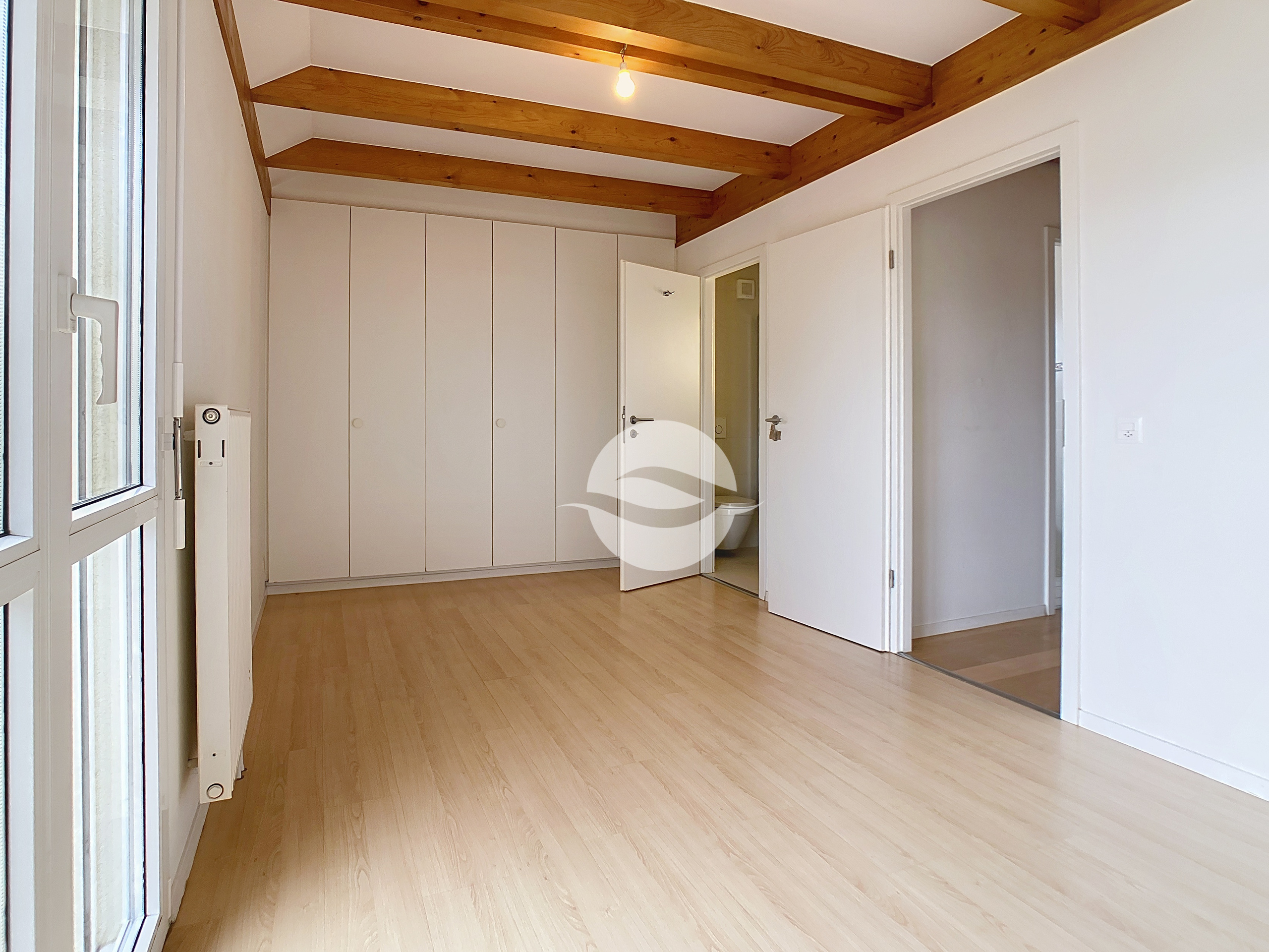 1er : Chambre parentale avec armoires, balcon et salle de douche privée