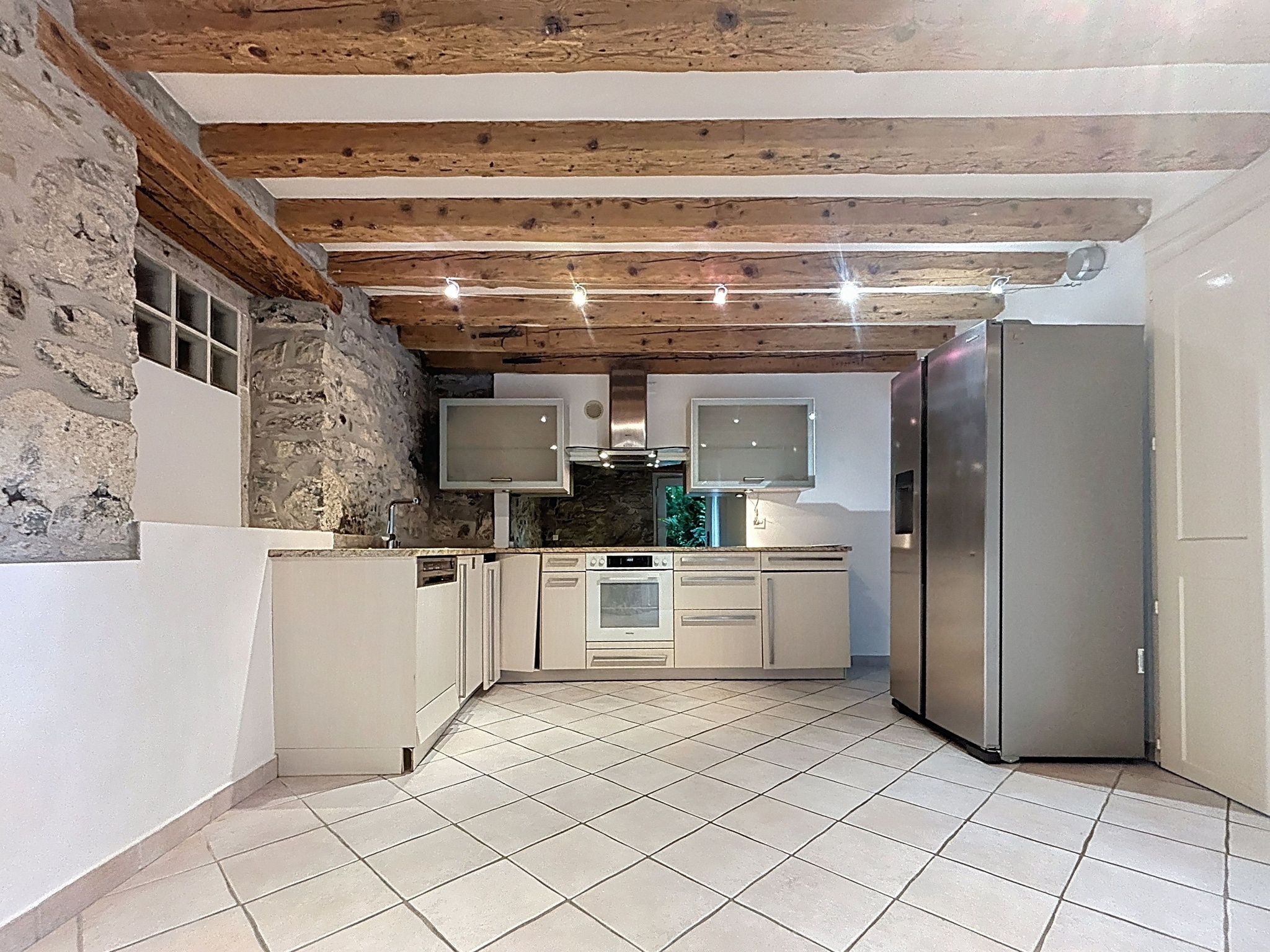 Cuisine équipée avec accès terrasse