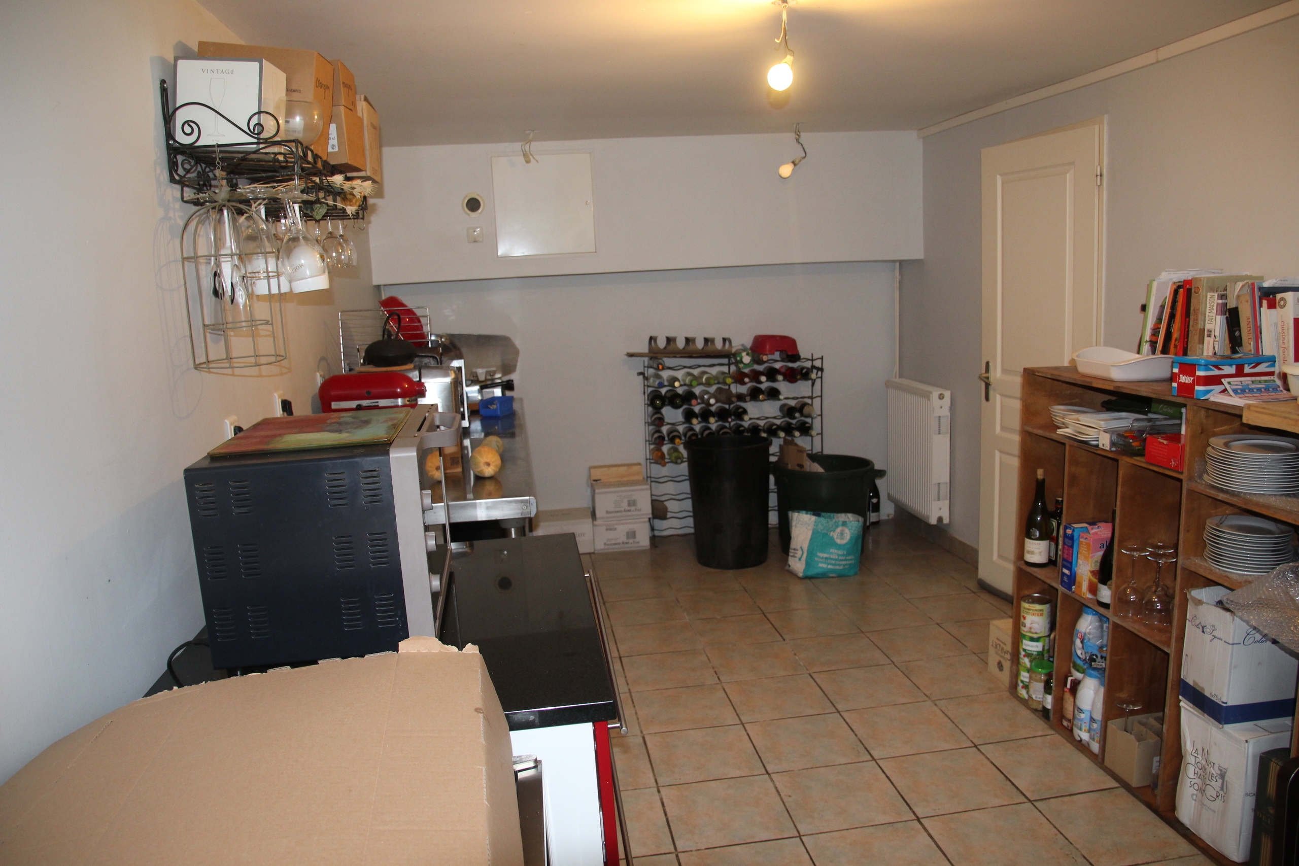 Cellier derrière la cuisine