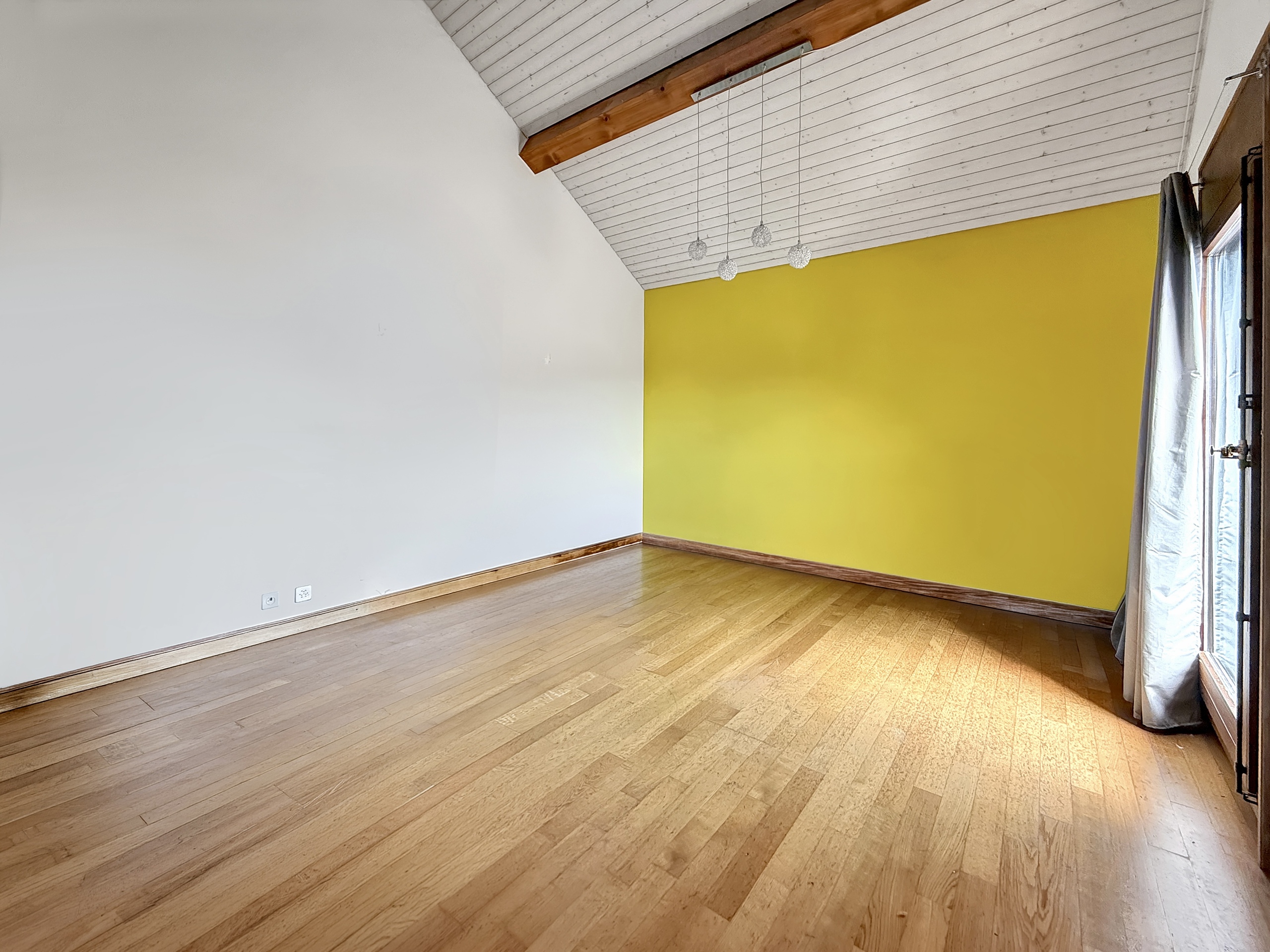 2ème grande chambre avec belle hauteur au 1er étage