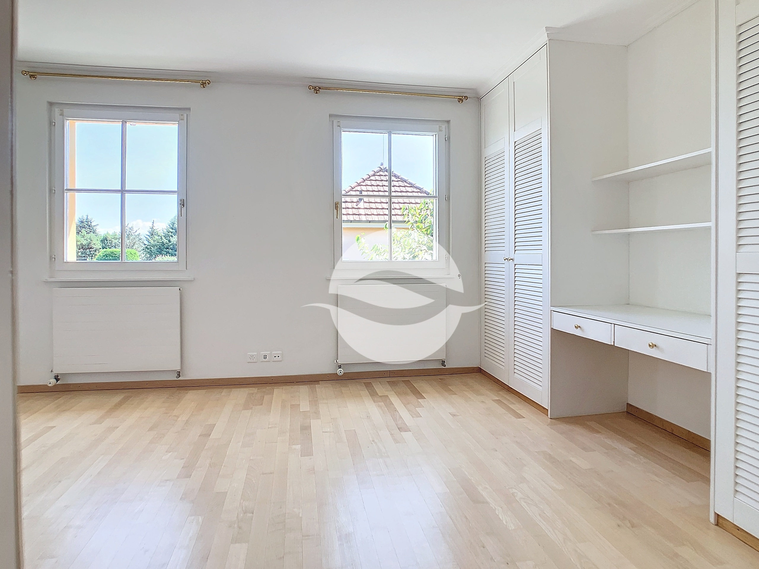 1er : 4ème chambre avec armoires et salle de douche privée