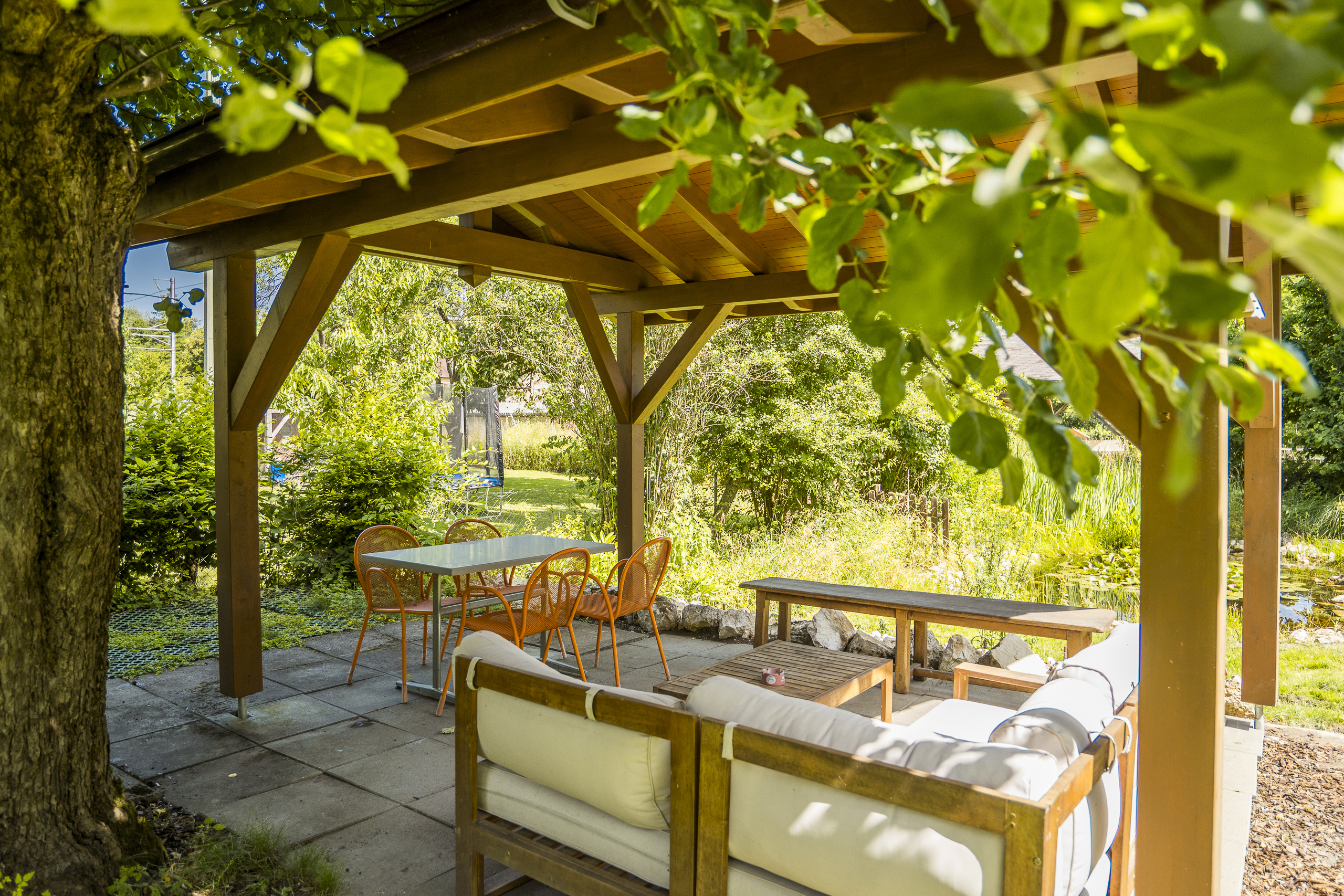 Terrasse commune au fond du jardin
