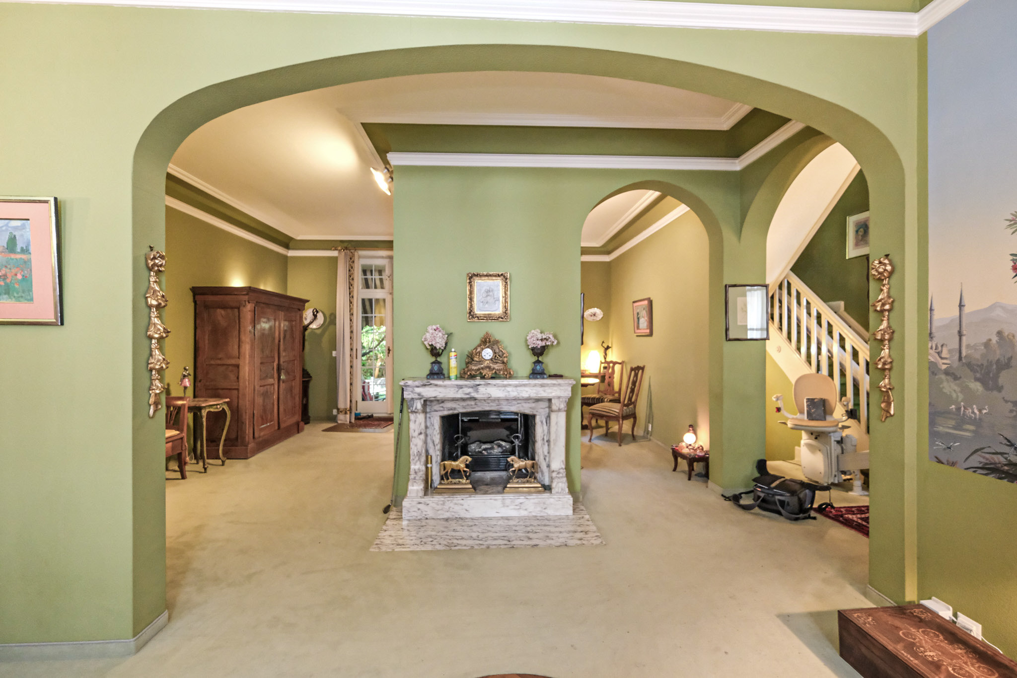 Marmorkamin zwischen Wohn- und Essbereich