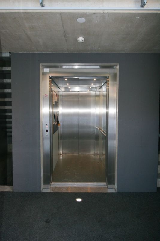 Ascenseur desservant le bâtiment Ascenseur desservant le bâtiment