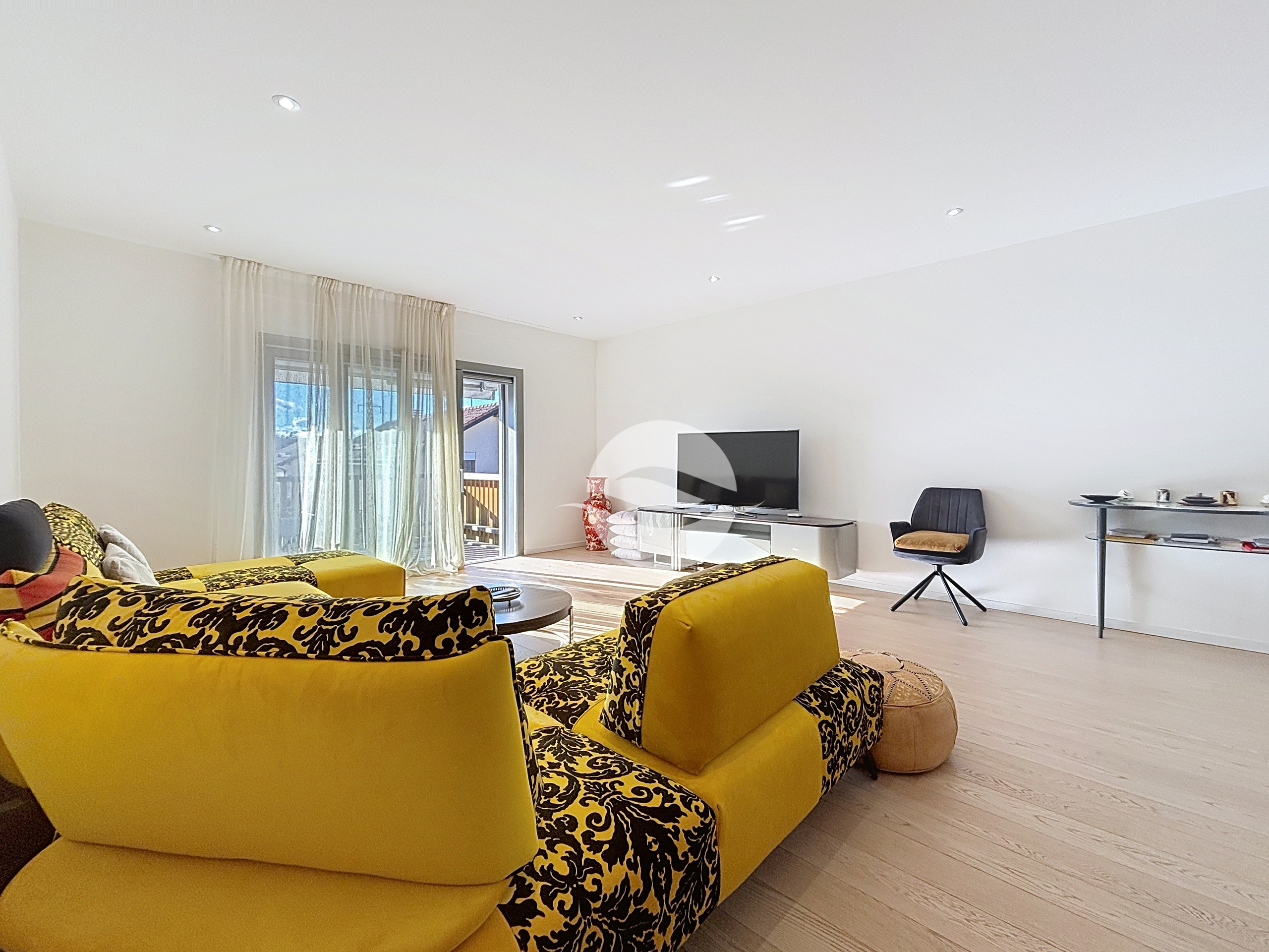 Séjour/ salle à manger avec accès à la grande terrasse Séjour/ salle à manger avec accès à la grande terrasse