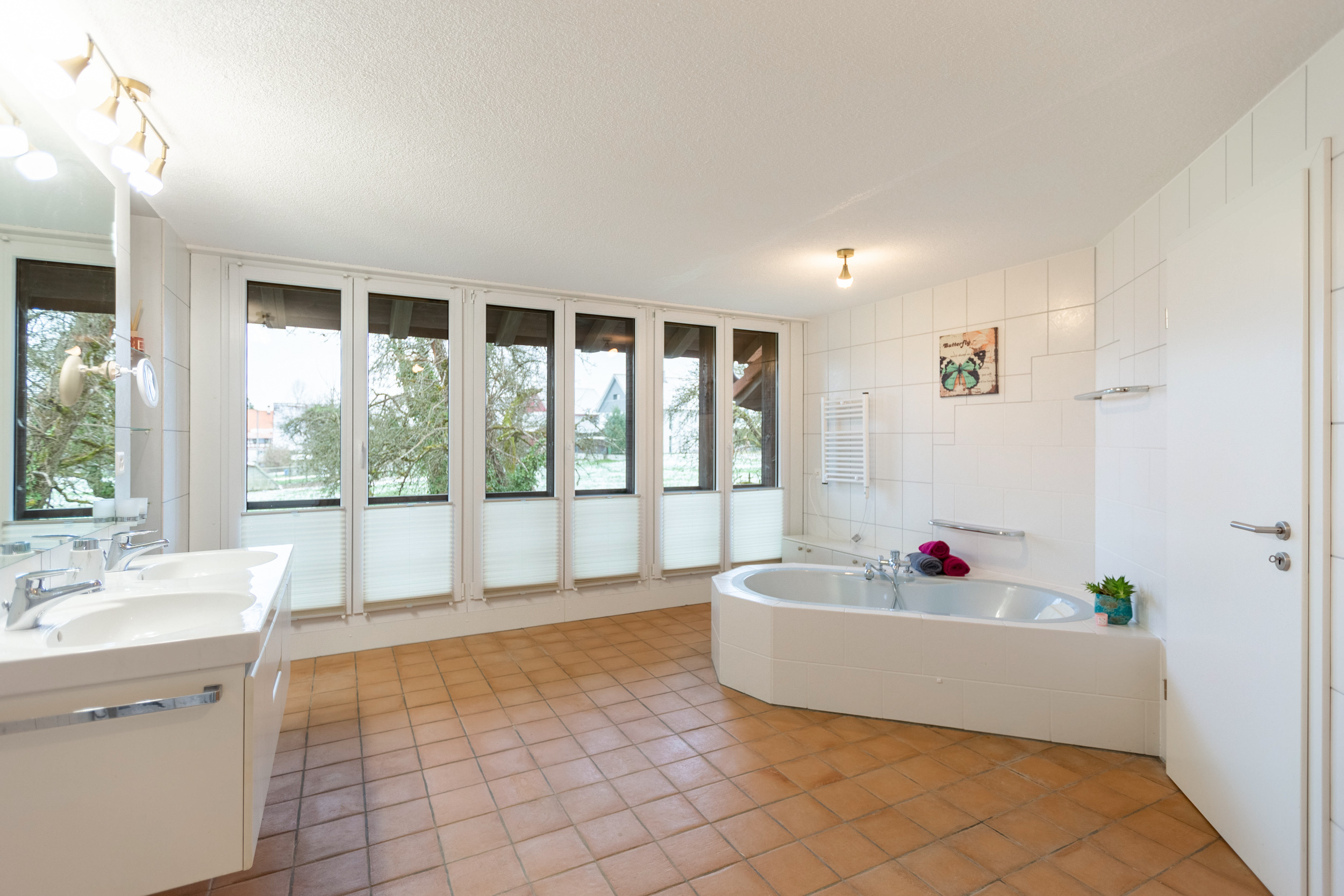 Dank bodentiefer Fenster verfügt auch das geräumige Bad über reichlich Tageslicht. Dank bodentiefer Fenster verfügt auch das geräumige Bad über reichlich Tageslicht.