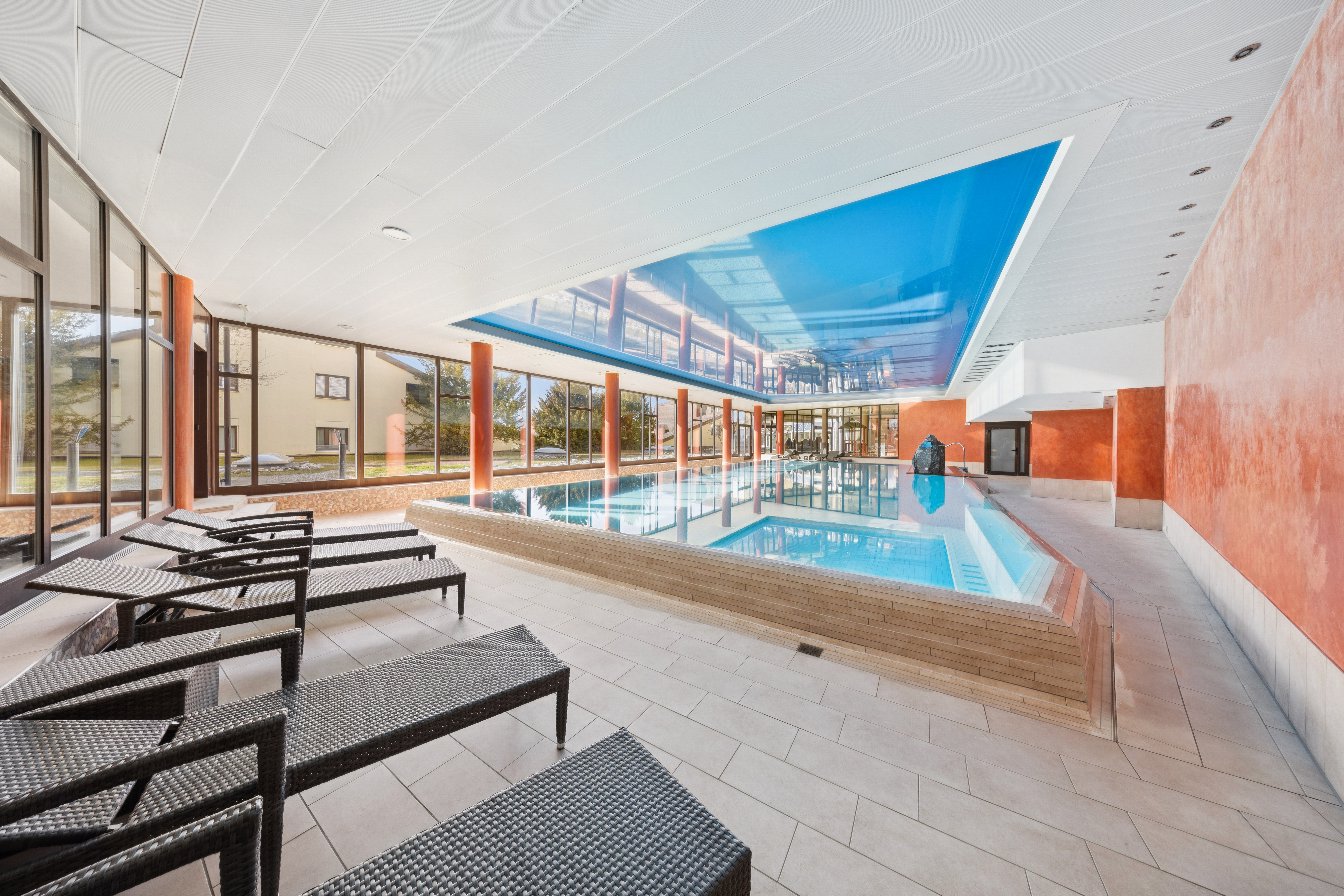 Piscine couverte panoramique avec sauna - détente et bien-être dans un environnement alpin