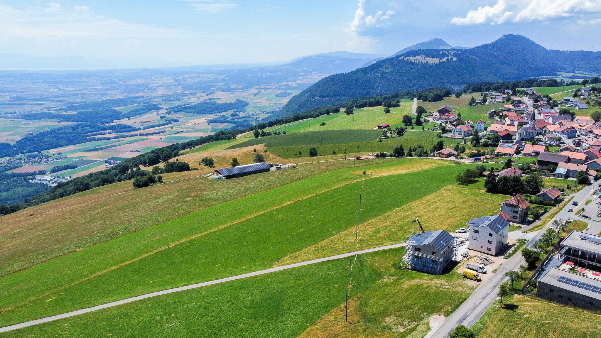 Vue aérienne sur les bâtiments et le village de Bullet Vue aérienne sur les bâtiments et le village de Bullet