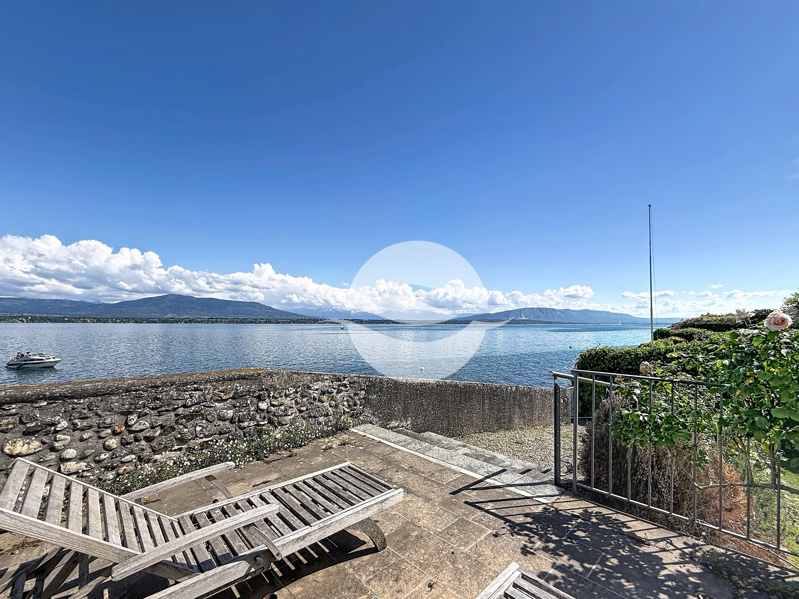 Terrasse surplombant le lac