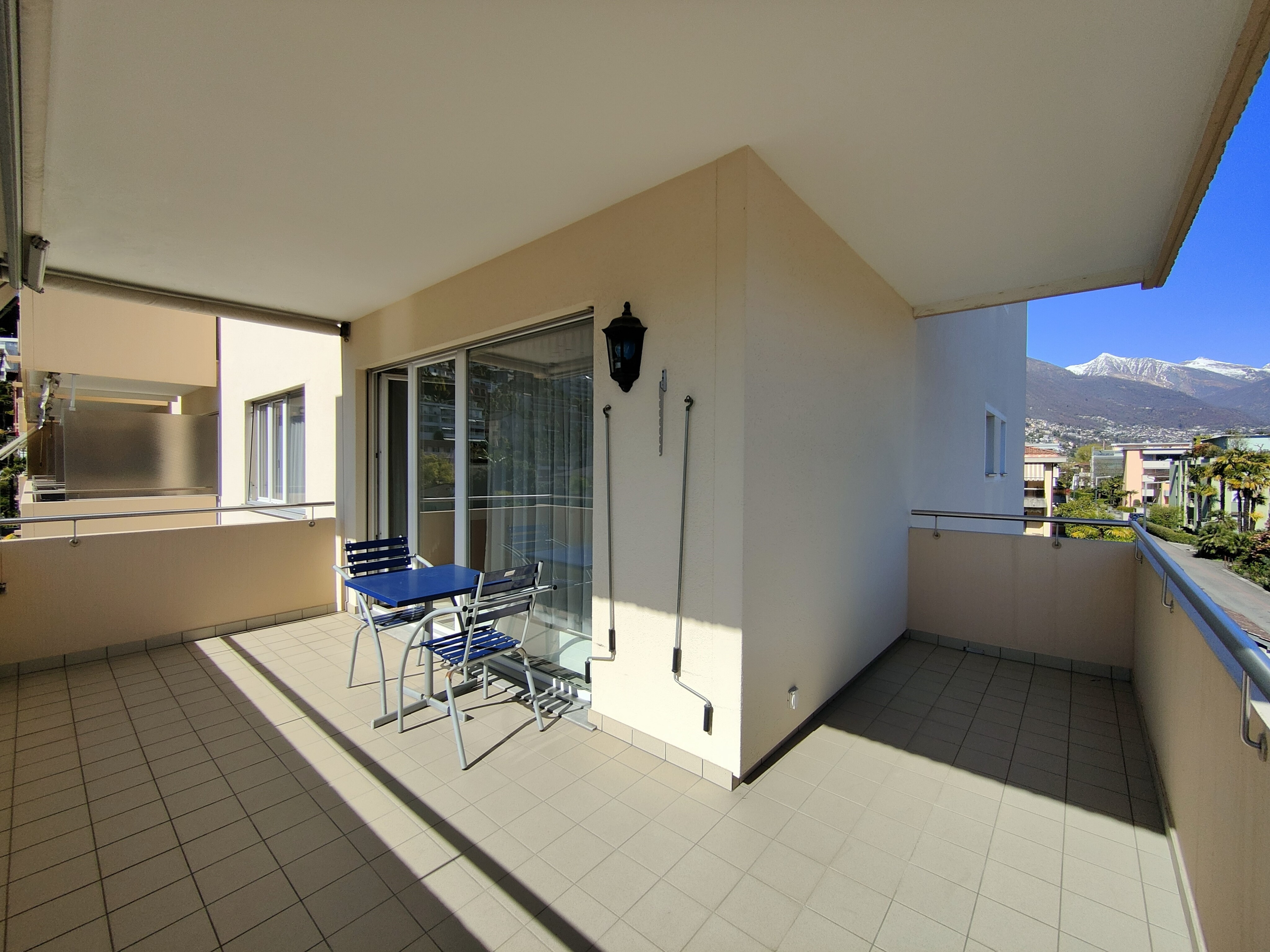 La forma a L della terrazza offre sempre angoli soleggiati e ombreggiati