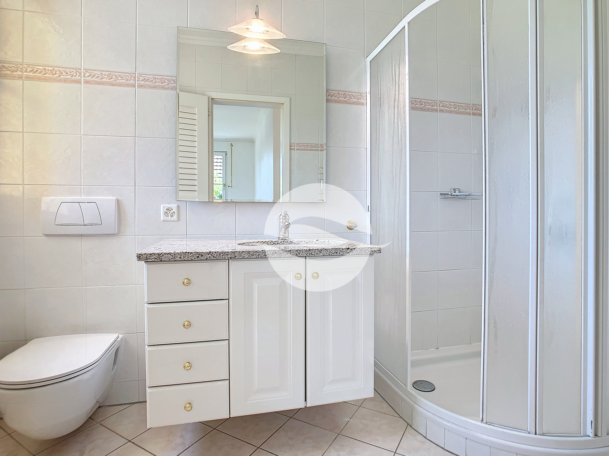 1er : 3ème chambre avec armoires et salle de douche privée