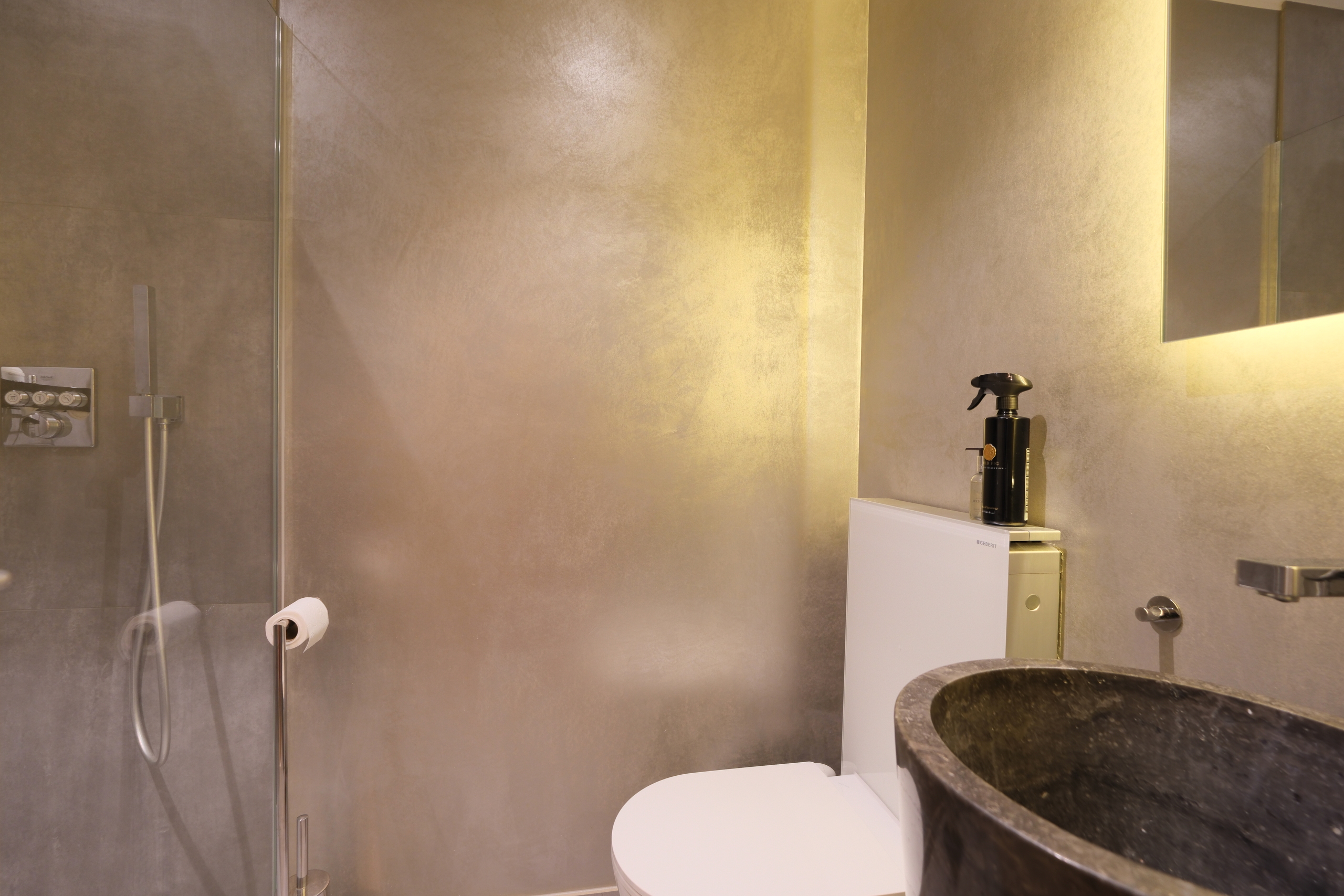 Badezimmer mit Dusche 