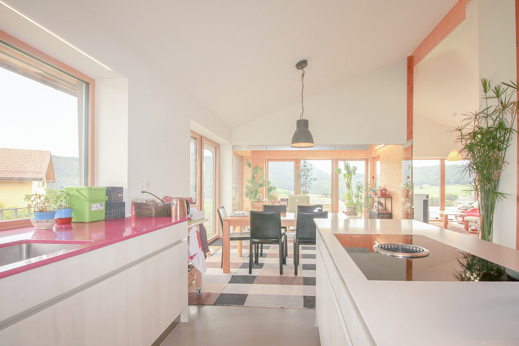 Cuisine agencée ouverte sur la pièce à vivre au rez supérieur