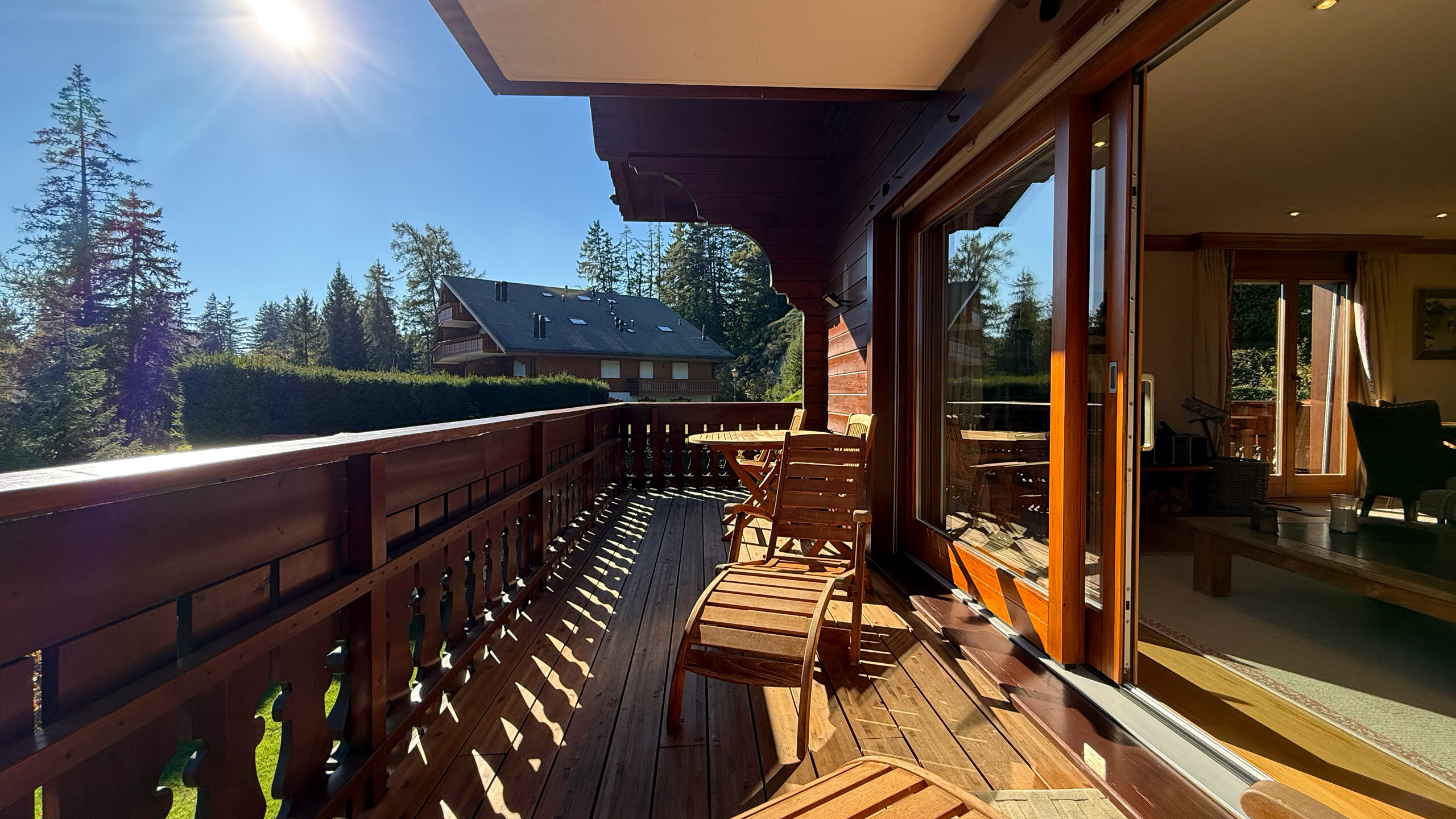 Beau balcon donnant sur le Sud et retour sur l'Ouest Beau balcon donnant sur le Sud et retour sur l'Ouest