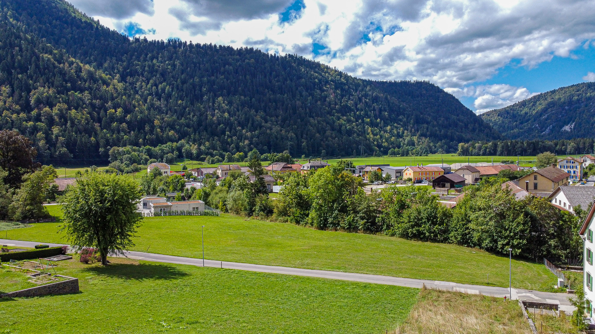 Vue aérienne du terrain et du village de Noiraigue