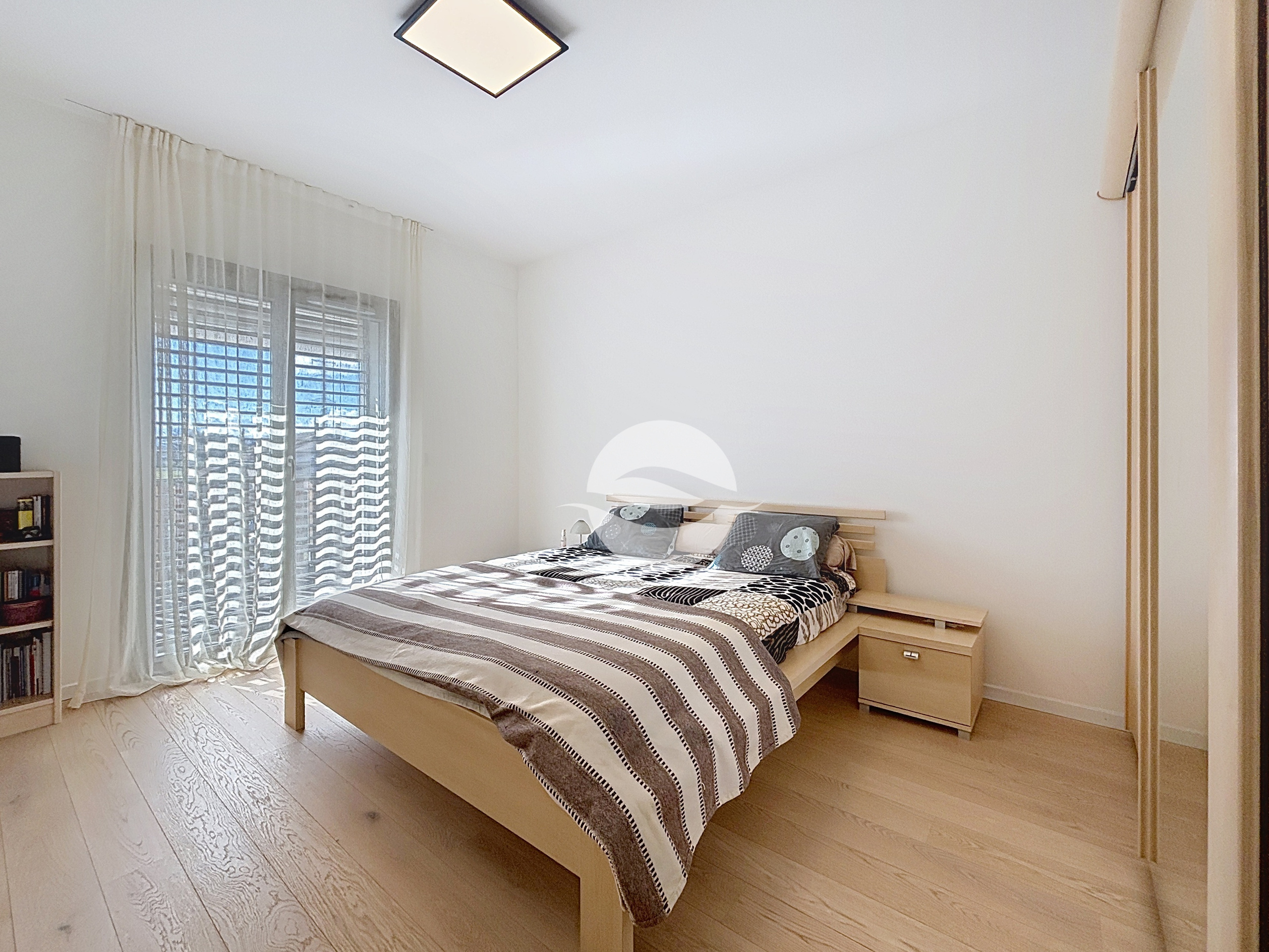 Master bedroom avec sa salle de douche à l'italienne privative Master bedroom avec sa salle de douche à l'italienne privative