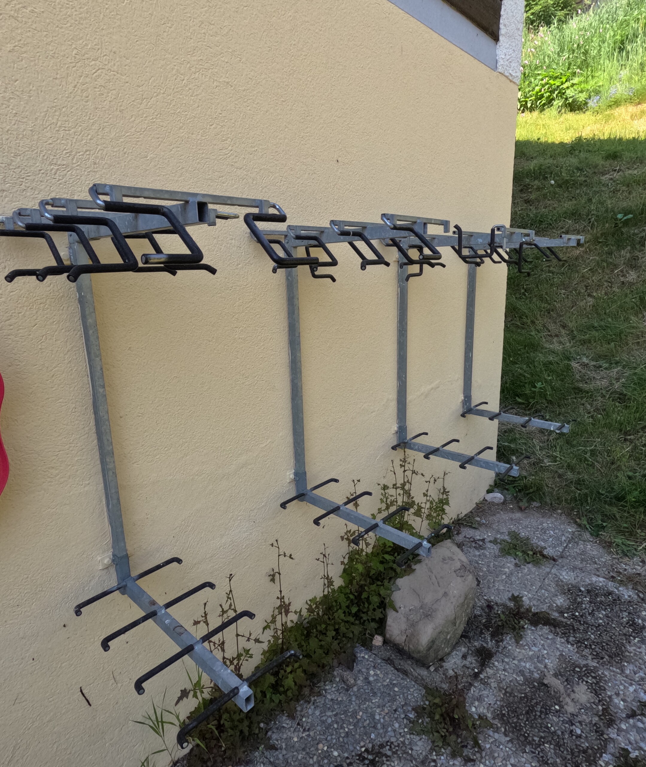 Rack à skis devant l'immeuble  Rack à skis devant l'immeuble