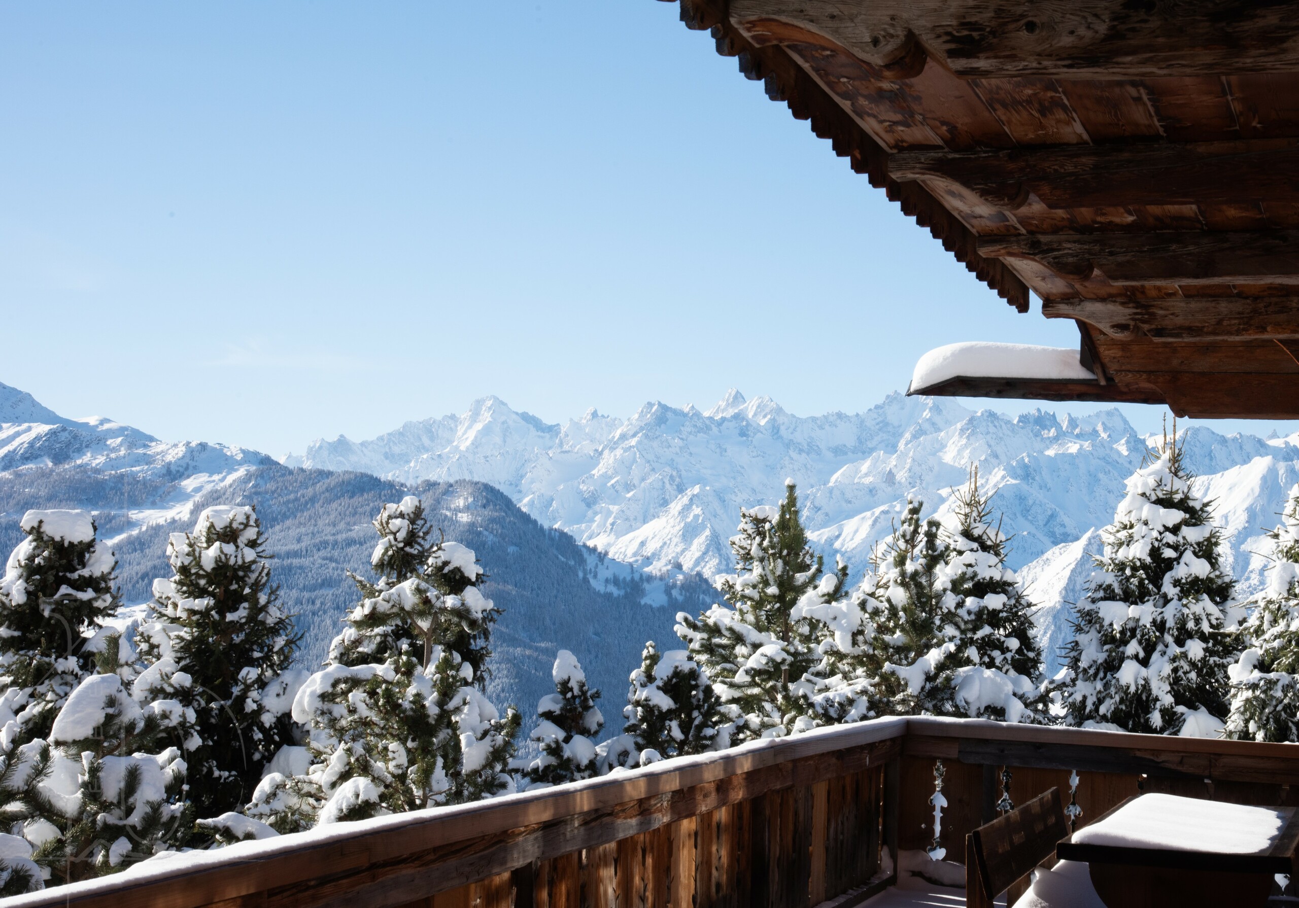 Vue terrasse bois avec panorama montagne – Chalet Off Market Verbier