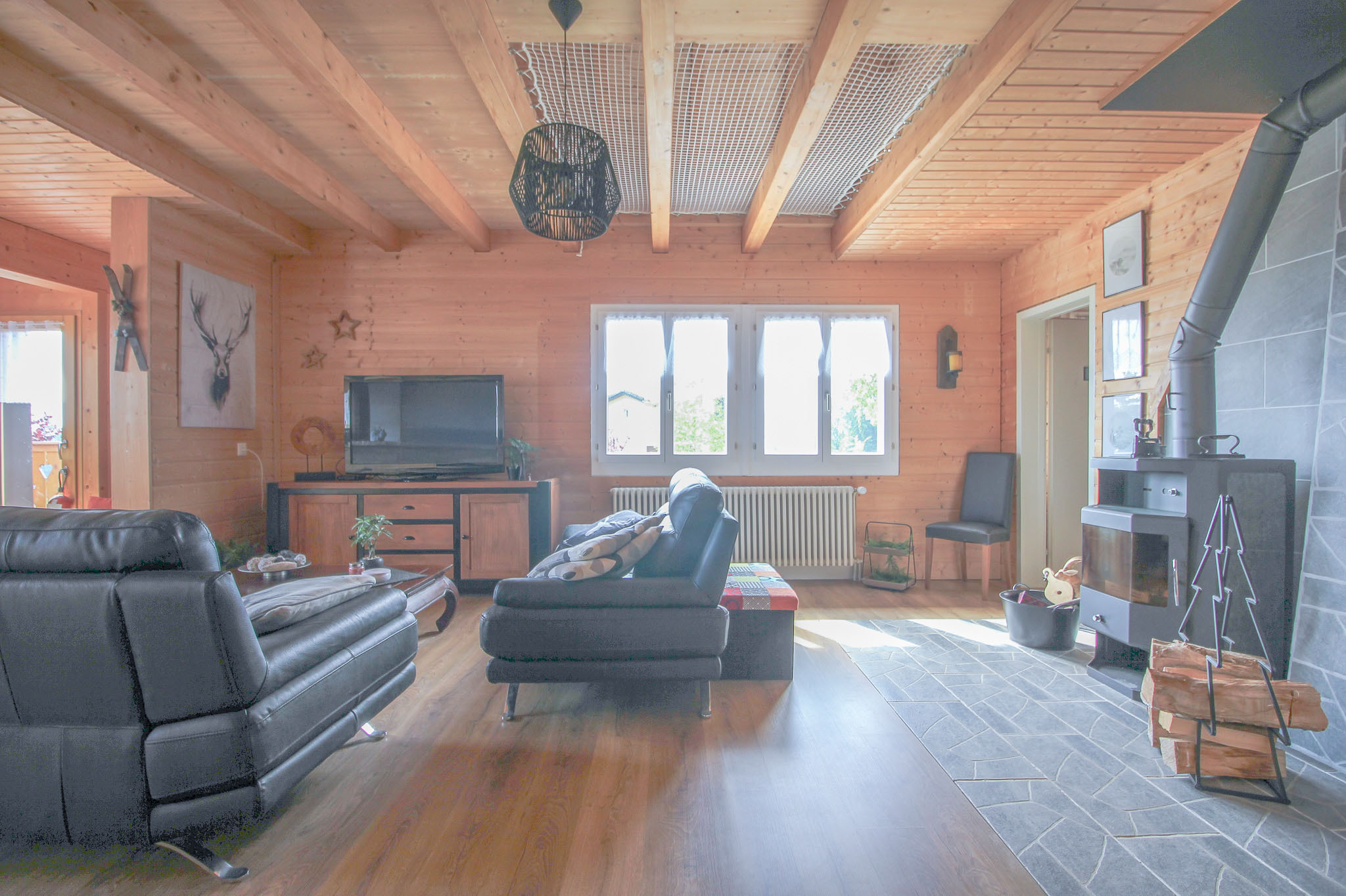 1er étage - espace salon avec poêle à bois
