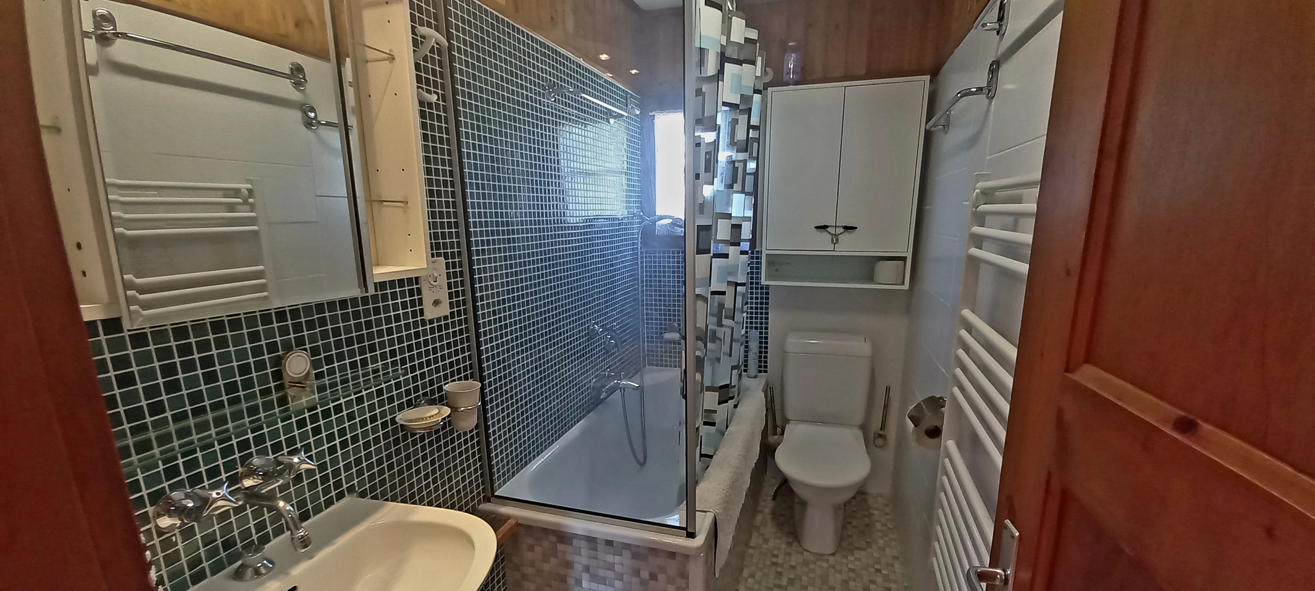 Salle d'eau avec baignoire, WC, lavabo 