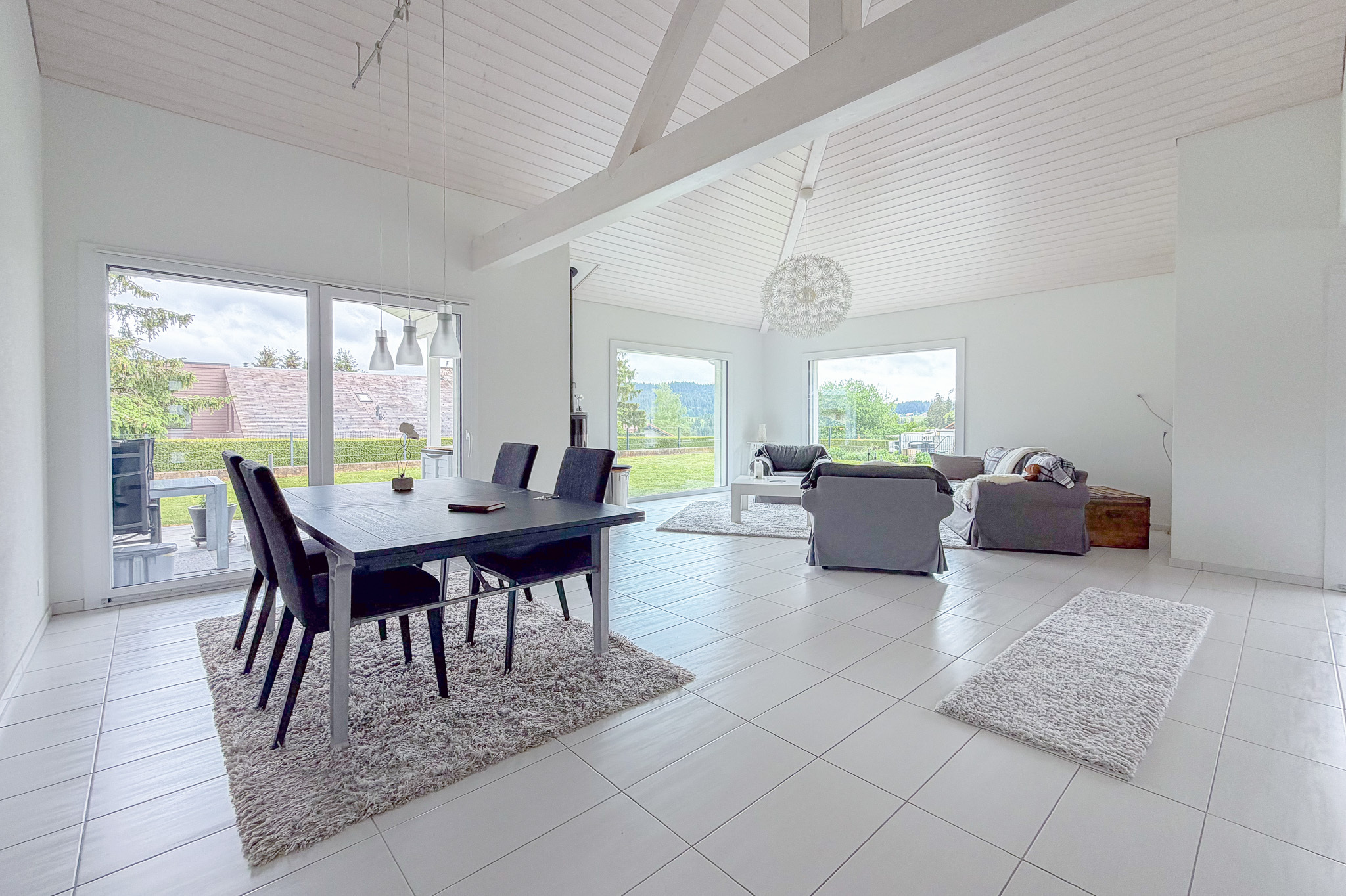 Belle pièce à vivre avec grande hauteur sous-plafond Belle pièce à vivre avec grande hauteur sous-plafond